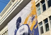 Ogromna slika kapitena krasi zgradu Šipada