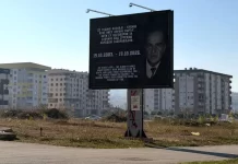 U Istočnom Sarajevu osvanuli bilbordi s likom Alije Izetbegovića i porukama o zločinima nad Srbima